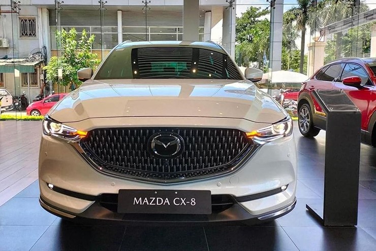 Ngắm Mazda CX-8 giá từ 949 triệu đồng: Xe dành cho gia đình đông người - 1