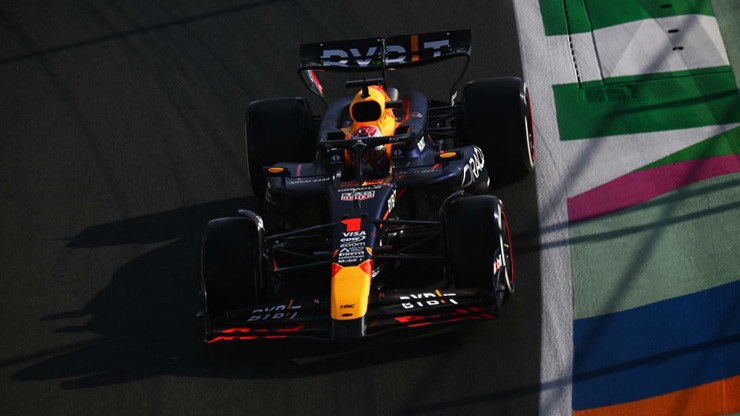 Verstappen dẫn đầu FP1