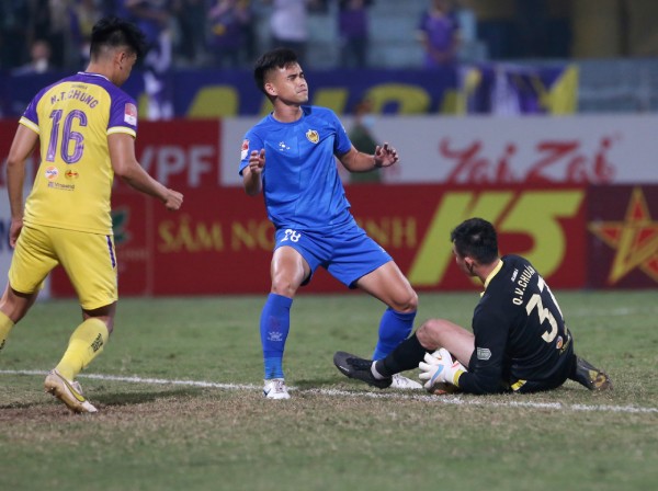 Trực tiếp bóng đá Hà Nội - Quảng Nam: Tăng Tiến nhận thẻ đỏ (V-League) (Hết giờ) - 2