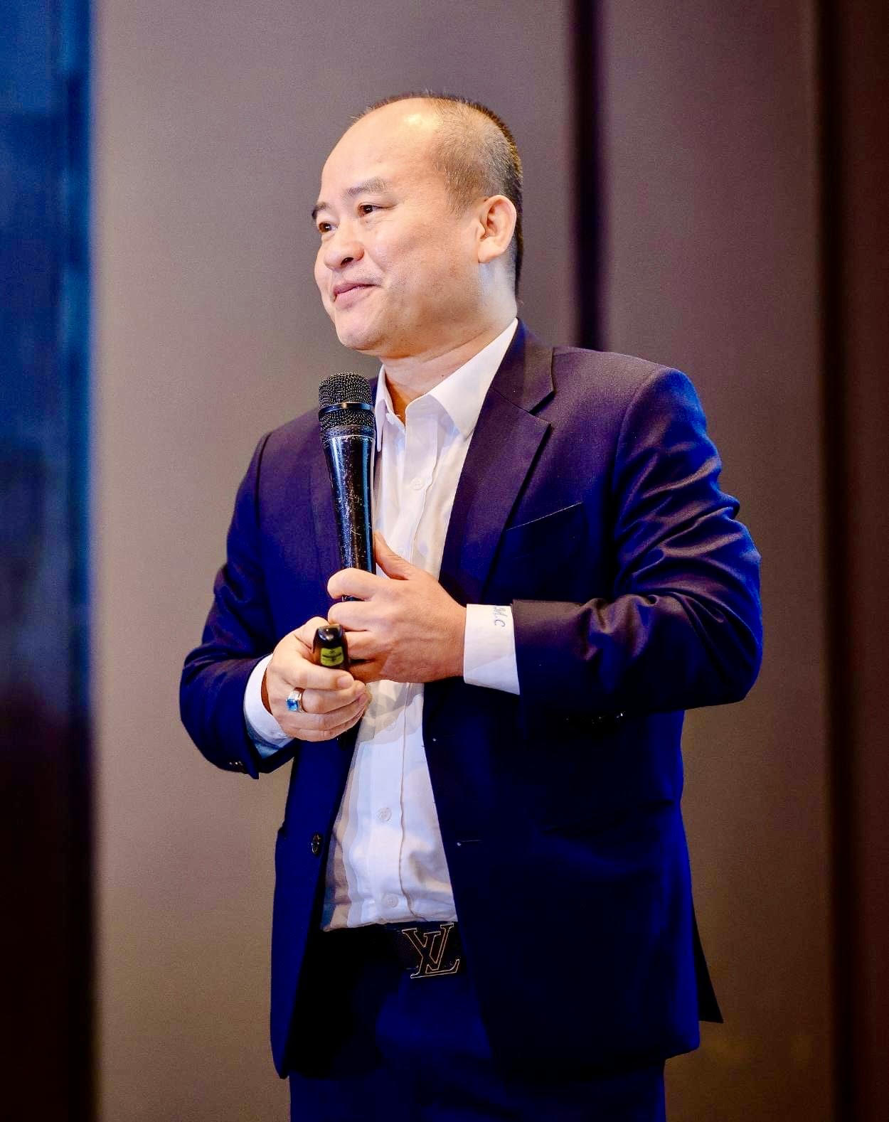 Ông Lâm Minh Chánh, Chủ tịch Học viện Kinh doanh và Tài chính BizUni. Ông là tác giả và chuyên gia tài chính cá nhân, với biệt danh là “Chú Ba tài chính”. Ông sẽ đóng vai trò Host của “Chuỗi hội thảo đầu tư 2024”