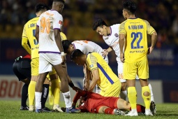 Thêm một tuyển thủ Việt Nam phải đi cấp cứu sau trận đấu ở V-League