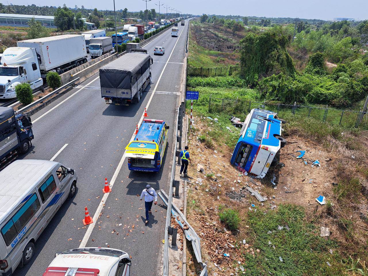 Hiện trường vụ xe khách lật nhào khỏi cao tốc TP. Hồ Chí Minh - Trung Lương - 3