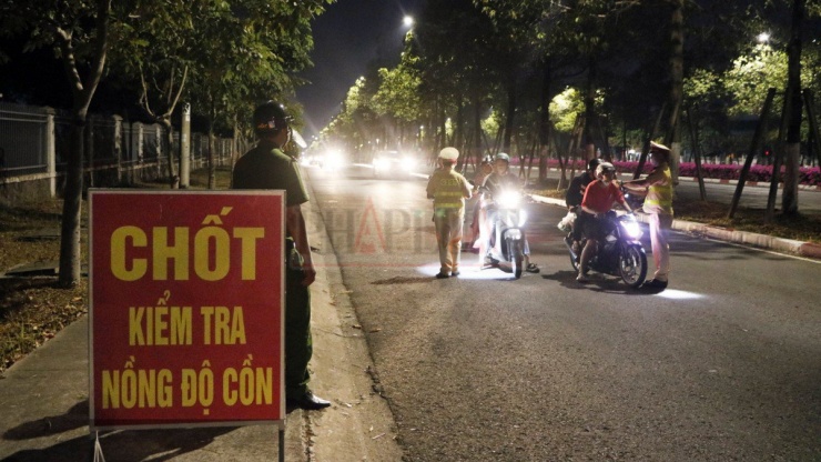 Bình Dương: Một cô gái dùng chiêu ‘ve sầu thoát xác’ để né đo nồng độ cồn - 4