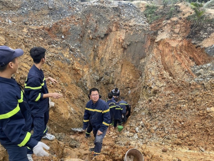 Cảnh sát PCCC và CNCH Công an tỉnh Vĩnh Phúc huy động lực lượng cùng phương tiện để cứu nạn nhân.