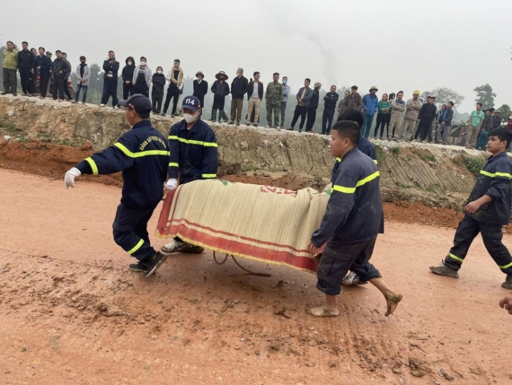 Cảnh sát PCCC và CNCH đưa thi thể nạn nhân lên bàn giao cho gia đình mai táng theo phong tục địa phương.