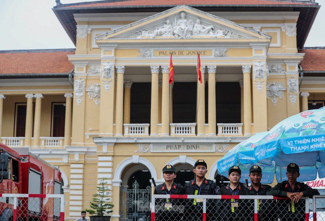 An ninh luôn được thắt chặt trong những ngày diễn ra phiên tòa. Ảnh: Duy Anh.