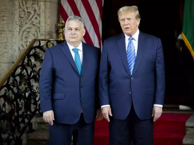 Thủ tướng Hungary Viktor Orban và cựu Tổng thống Mỹ Donald Trump trong cuộc gặp tại Florida. (Ảnh: EPA)