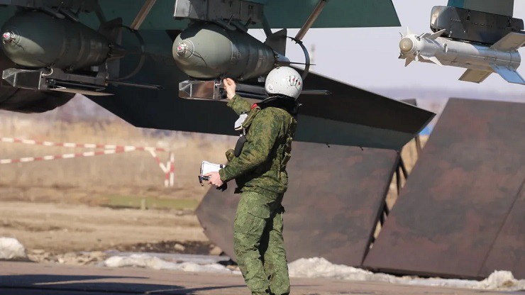 Chiến đấu cơ Su-34 của Nga được kiểm tra trước khi xuất kích ngày 8/3. Ảnh: Bộ Quốc phòng Nga.