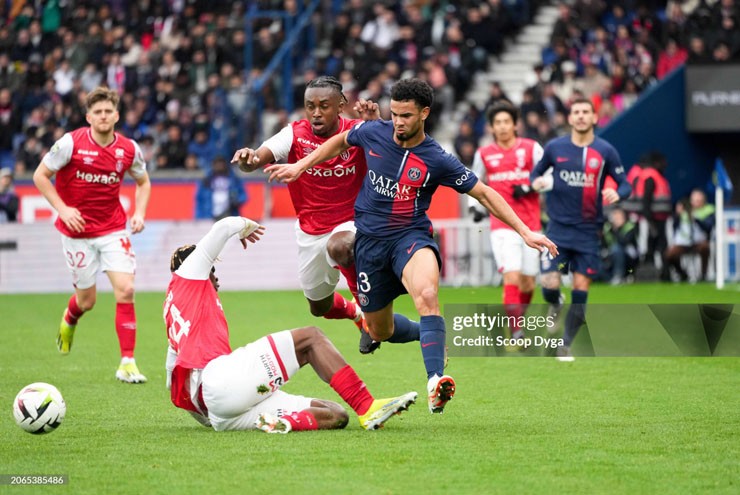 Reims (áo đỏ) gây ra nhiều khó khăn cho PSG