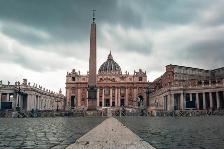 Thành quốc Vatican là một quốc gia có chủ quyền với lãnh thổ bao gồm một vùng đất có tường bao kín nằm trong lòng thành phố Rome, Italy. Ở đây, bảo tàng Vatican thu hút hàng triệu lượt khách du lịch hằng năm bởi trưng bày nhiều kiệt tác nghệ thuật có giá trị thẩm mĩ và lịch sử.