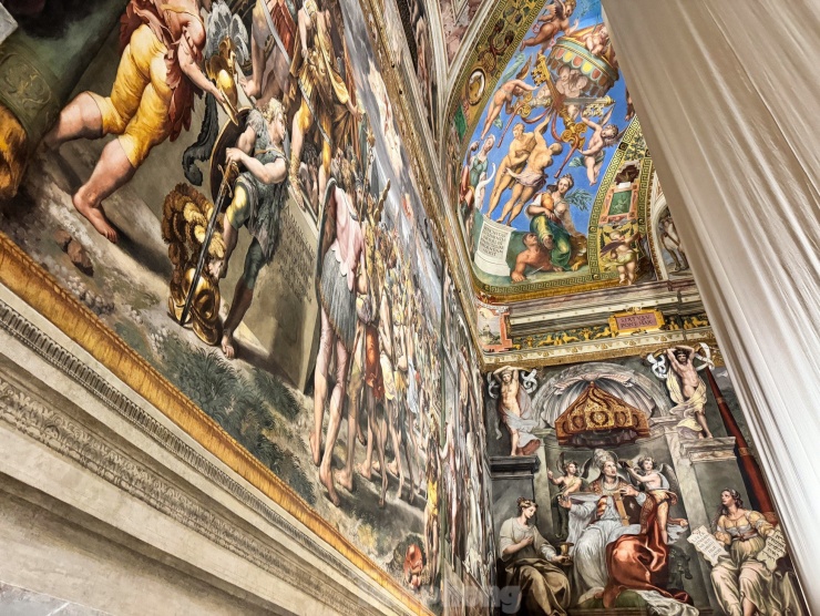 Những tạo tác nghệ thuật của các danh họa đại tài từ vài trăm năm trước như Raphael, Michelangelo được trưng bày tại bảo tàng.