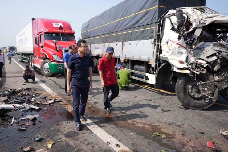 Ông Hoàng Hải Minh, Phó Chủ tịch UBND tỉnh Thừa Thiên-Huế, kiểm tra hiện trường vụ tai nạn xảy ra trên cao tốc Cam Lộ - La Sơn ngày 18-2 khiến ba mẹ con tử vong. Ảnh: NGUYỄN DO