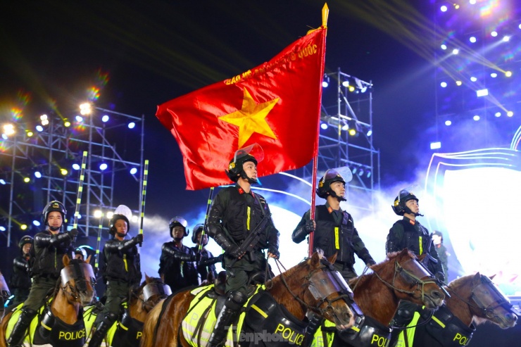Mãn nhãn màn biểu diễn của Cảnh sát cơ động Kỵ binh Việt Nam - 2