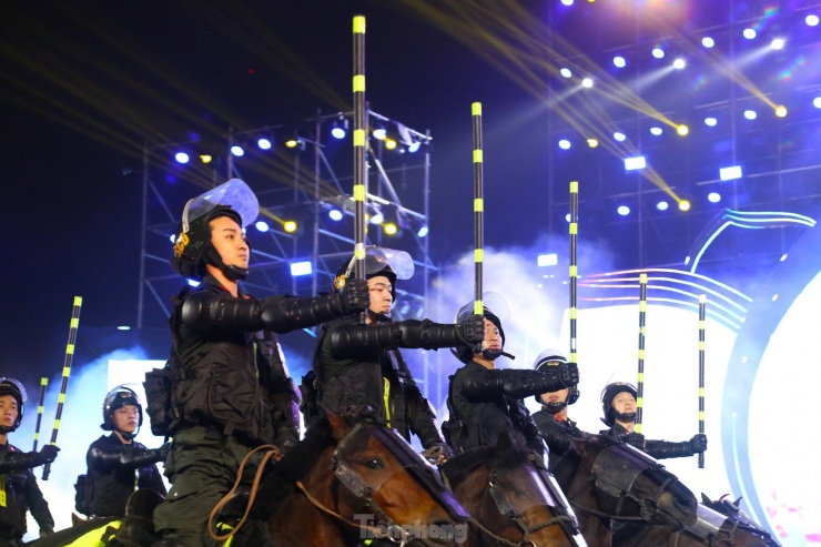 Mãn nhãn màn biểu diễn của Cảnh sát cơ động Kỵ binh Việt Nam - 3