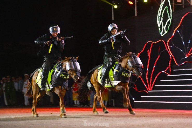 Chiến sỹ Cảnh sát cơ động Kỵ binh thực hiện thao tác sử dụng súng AK trên lưng ngựa.