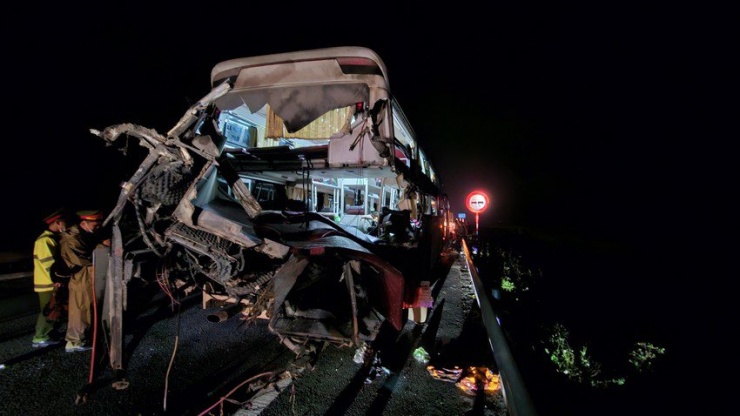 Hiện trường vụ tai nạn khiến hai người tử vong trên cao tốc Cam Lộ - La Sơn. Ảnh: ND