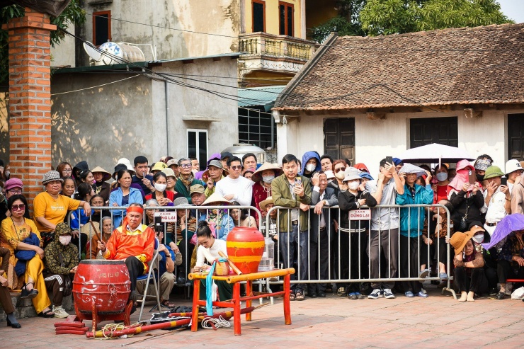 Lễ hội năm nay thu hút đông đảo người dân và du khách chật kín sân đình