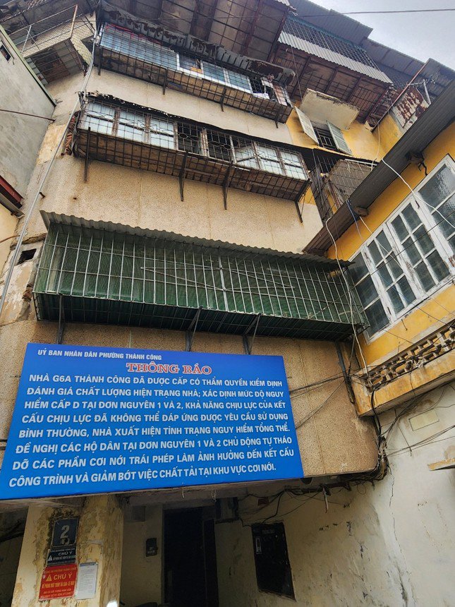 Ngay cầu thang tòa nhà G6A cũng có biển thông báo của UBND phường Thành Công về hiện trạng ngôi nhà.