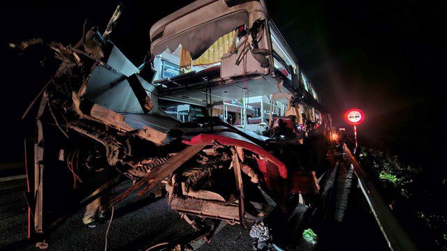 Chiếc xe khách sau vụ va chạm với xe tải trên cao tốc Cam Lộ - La Sơn.