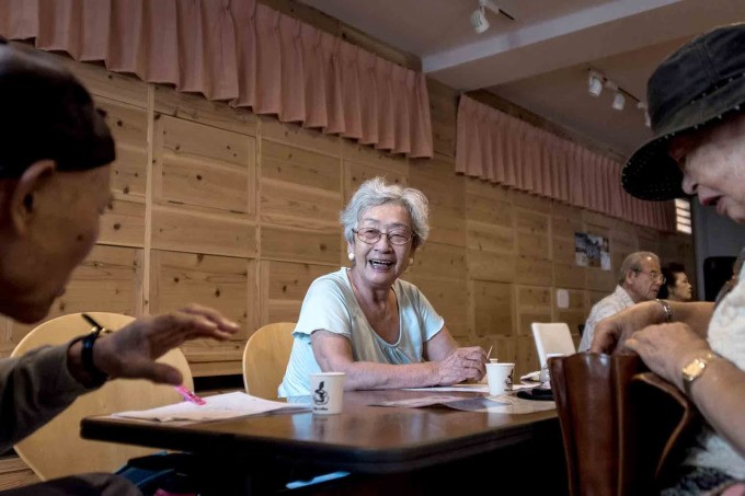 Một nhóm người lớn tuổi trò chuyện tại Naha, Okinawa. Ảnh: National Geographic