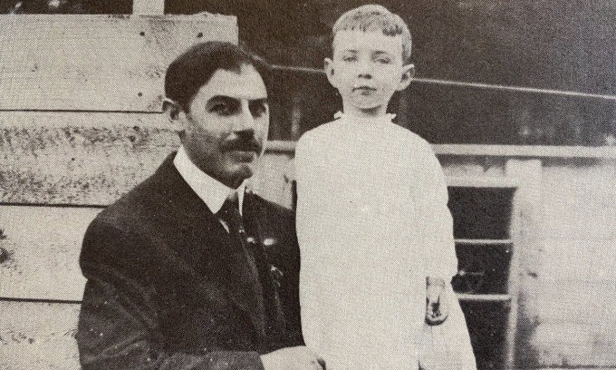 Julius Robert Oppenheimer chụp ản cùng cha ruột vào năm 1905. Ảnh: Ủy ban Tưởng niệm J. Robert Oppenheimer và Kitty Oppenheimer