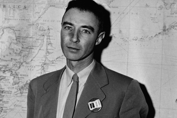 Julius Robert Oppenheimer quyết định tách mình ra khỏi xã hội. Ảnh: Cobris