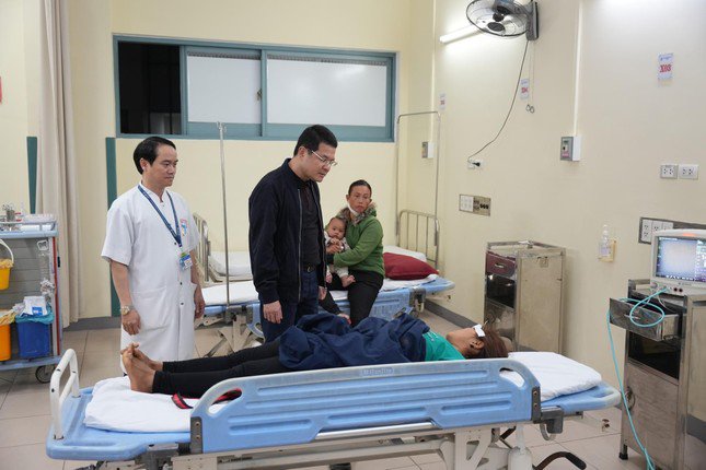 Phó Chủ tịch UBND tỉnh Thừa Thiên- Huế Hoàng Hải Minh đã đến thăm và động viên tinh thần các nạn nhân tại Bệnh viện trung ương Huế cơ sở 2
