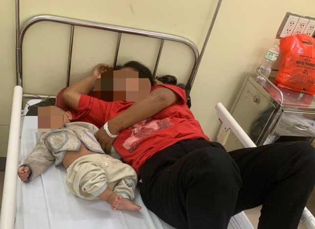 Chị Lương Thị khách và con nhỏ đang được theo dõi sức khỏe tại bệnh viện