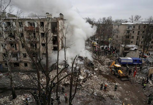 Những tòa nhà chung cư tan hoang ở Kharkiv, Ukraine, ngày 23/1. (Ảnh: Reuters)