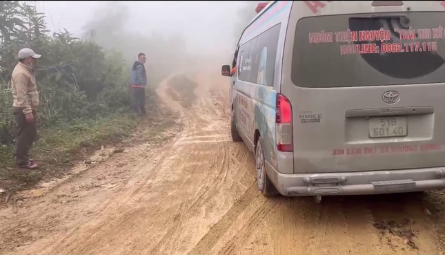 Trưa 11/3, chuyến xe cứu thương 0 đồng chở thi thể 2 vợ chồng nạn nhân Sơn về quê. Tuy nhiên đường núi trơn trượt không thể đi phải nhờ đến sự hỗ trợ của người dân đẩy, kéo xe mới có thể di chuyển.
