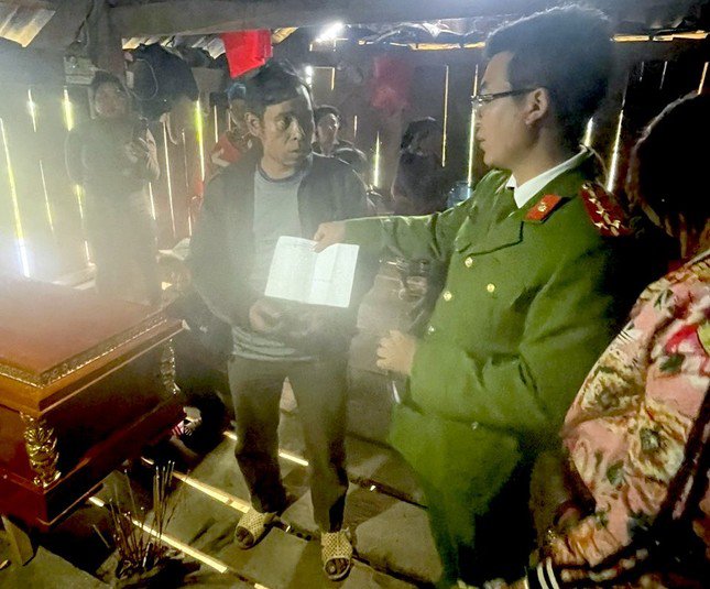 Các cơ quan chức năng, chính quyền địa phương huyện Kỳ Sơn, xã Bảo Nam xuống thăm hỏi, động viên gia đình anh Cụt Văn Sơn.
