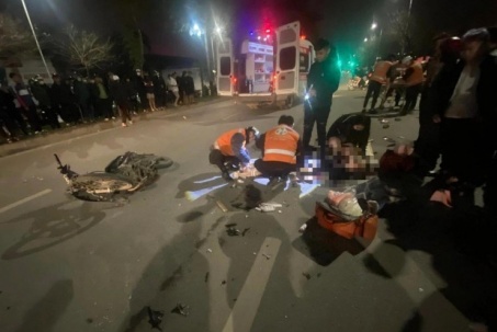 Hà Nội: Phóng xe máy chạy ngược chiều gây tai nạn kinh hoàng, 3 người thương vong