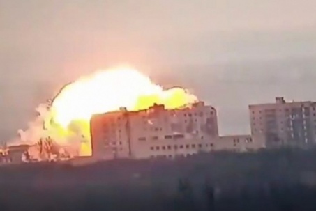 Khoảnh khắc bom 1,5 tấn của Nga phá hủy căn cứ quân sự Ukraine