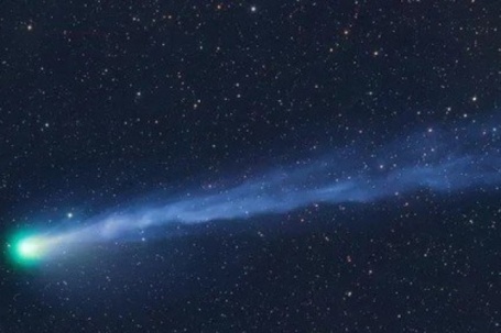 Ngắm 'sao chổi ác quỷ' màu xanh lá cây phát nổ phóng qua Thiên hà Andromeda