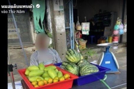 Người đàn ông Thái Lan rao bán mắt giữa chợ