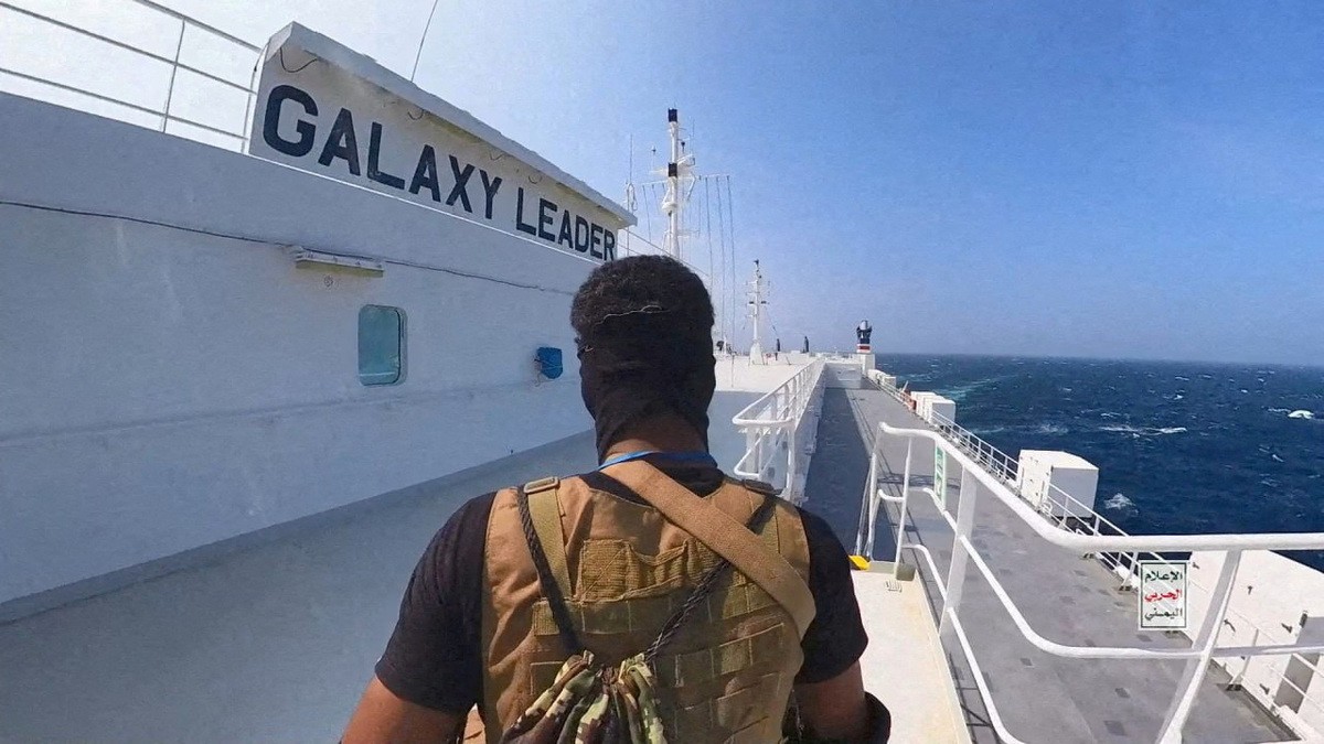 Các chiến binh Houthi đổ bộ tàu hàng Galaxy Leader của Nhật Bản ở Biển Đỏ vào ngày 20/11/2023.