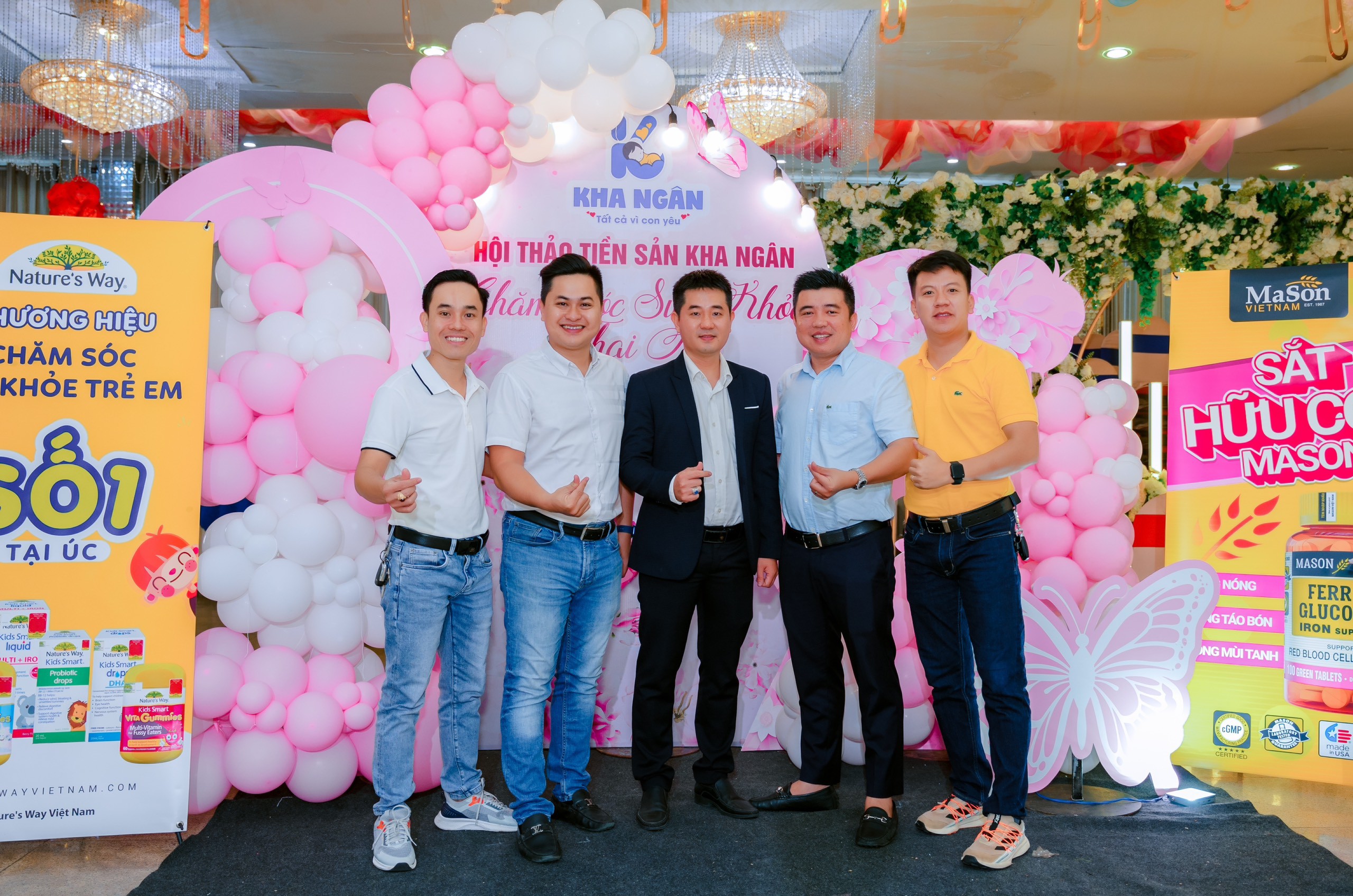 Chị Trần Nữ Bích Ngân và anh Nguyễn Hà Minh Kha (đứng giữa) – Chủ hệ thống cửa hàng sữa Kha Ngân chụp ảnh lưu niệm cùng đại diện Megasun Group