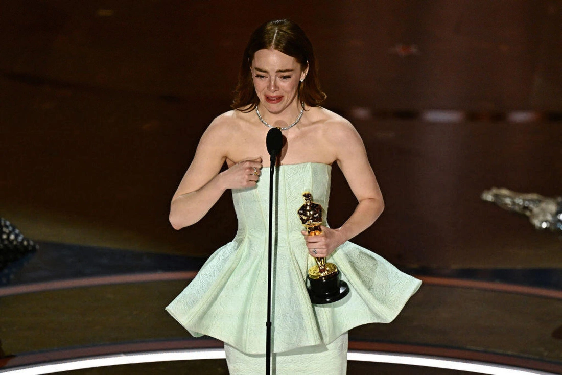 Oscar 2024: Oppenheimer 7 giải, Emma Stone nhận tượng vàng với vai diễn gợi cảm - 1