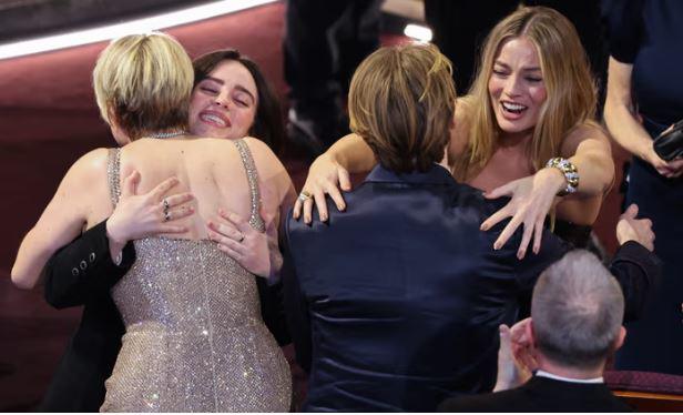 Oscar 2024: Oppenheimer 7 giải, Emma Stone nhận tượng vàng với vai diễn gợi cảm - 4