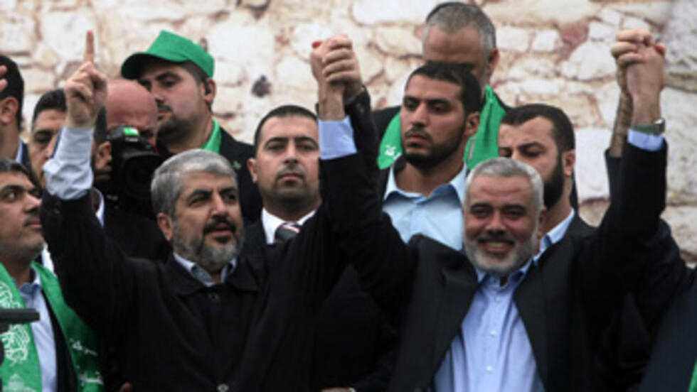 Ông Mashaal (trái) trong một sự kiện của&nbsp;Hamas (ảnh: TIME)