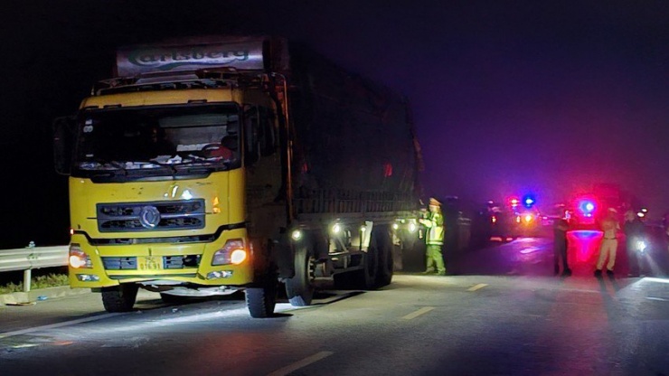 Tai nạn nghiêm trọng xảy ra trên cao tốc Cam Lộ - La Sơn giữa xe khách và xe tải. Ảnh: ND