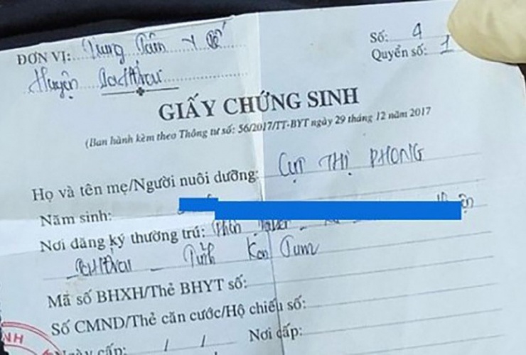 Giấy chứng sinh của con trai sinh vào tháng 8-2023 trong hành lý của chị Cụt Thị Phong. Ảnh: ND