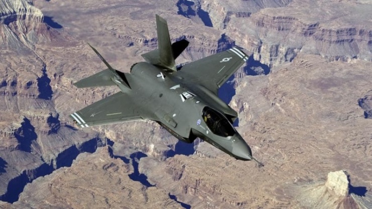 Ngoài USAF, cả Hải quân và Thủy quân lục chiến Mỹ đều có kế hoạch sử dụng StormBreaker trên phi đội F-35 “Lightning II”.