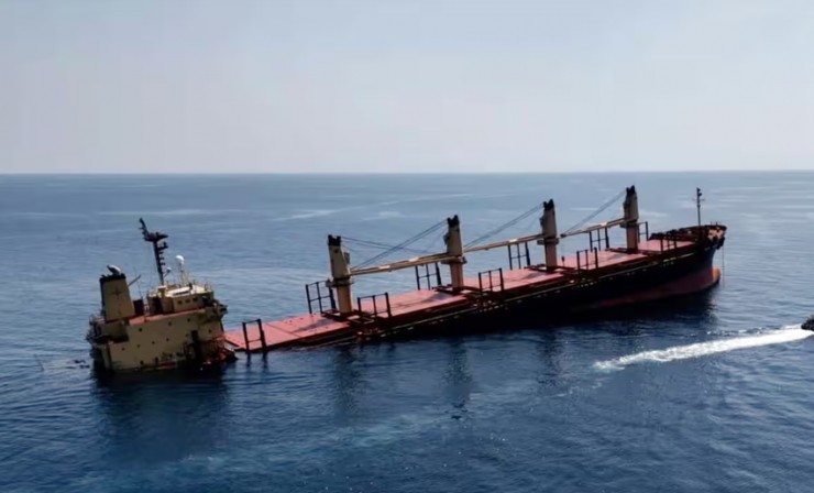 Tàu Rubymar trúng tên lửa của Houthis vào ngày 18-2 và bị chìm vào đầu tháng 3. Ảnh: TV HANDOUT/EPA