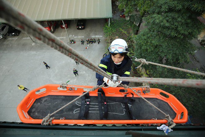 Thiếu tá Nguyễn Thị Ngọc Lan, cán bộ Đội Công tác chữa cháy và cứu nạn, cứu hộ thuộc Phòng Cảnh sát phòng cháy, chữa cháy và cứu nạn, cứu hộ, CATP Hà Nội và đồng đội tham gia huấn luyện