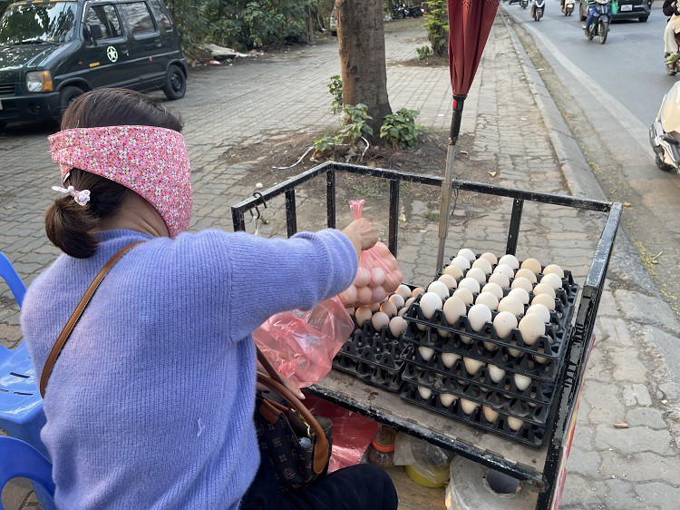 Bất ngờ khắp nơi rao bán trứng với giá “siêu rẻ”, người nuôi gà đẻ nói gì? - 5