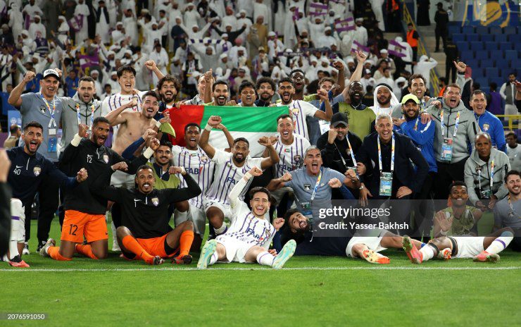 HLV trưởng Hernan Crespo cùng đội bóng UAE ăn mừng tấm vé vào bán kết AFC Champions League