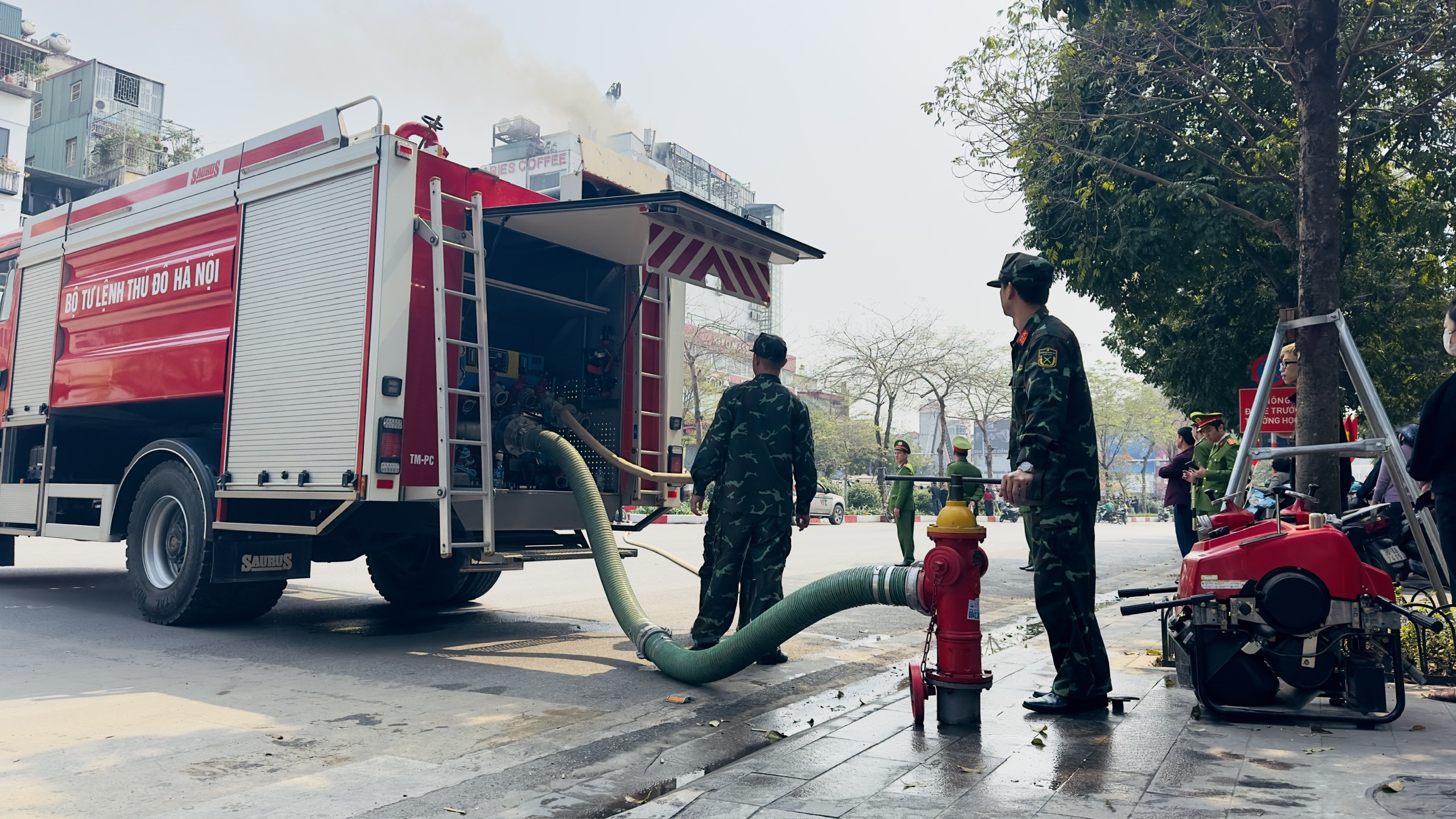 Lực lượng chữa cháy của Bộ Tư lệnh Thủ đô cũng được điều động để chữa cháy