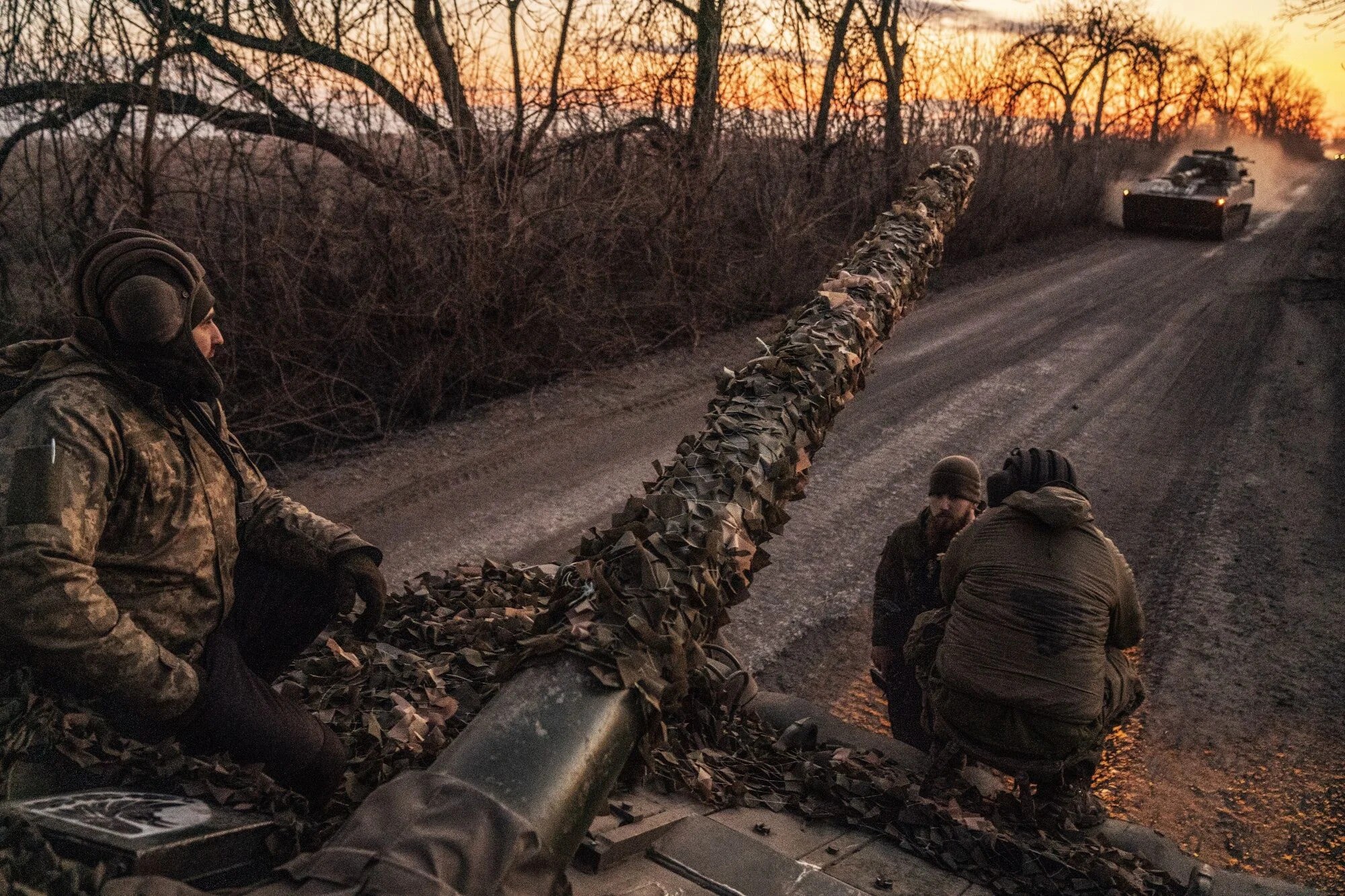 Binh sĩ Ukraine lái xe tăng tiến về thành phố Lyman, vùng Donetsk ngày 9/3. Ảnh: Getty