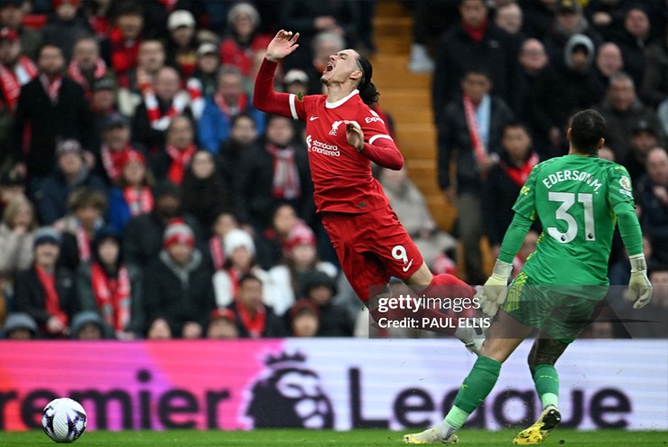 Pha bóng dẫn tới chấn thương của Ederson